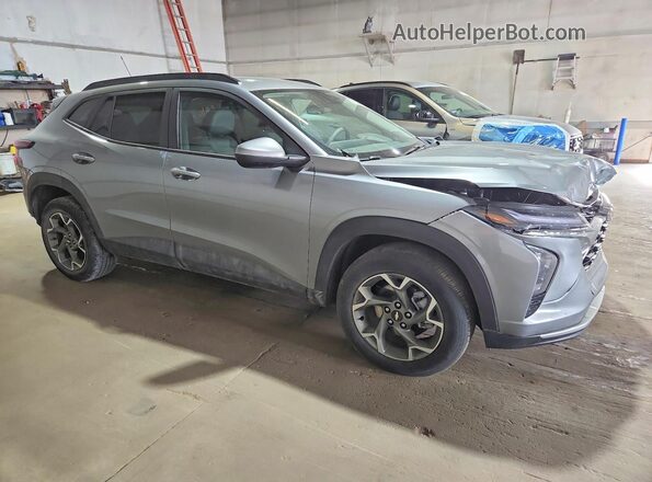 KL77LHEP8SC318571 2025 CHEVROLET TRAX Серый Передняя правая четверть