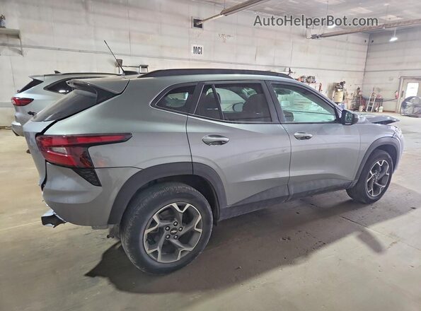 KL77LHEP8SC318571 2025 CHEVROLET TRAX Серый Задняя правая четверть
