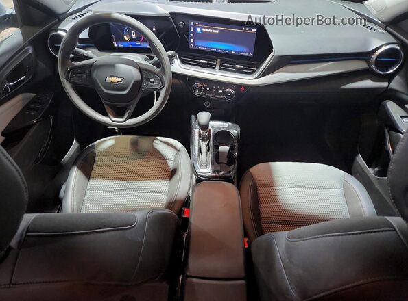 KL77LHEP8SC318571 2025 CHEVROLET TRAX Серый Вид панели приборов