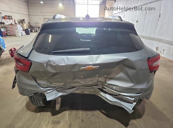 KL77LHEP8SC318571 2025 CHEVROLET TRAX Серый Вид сзади