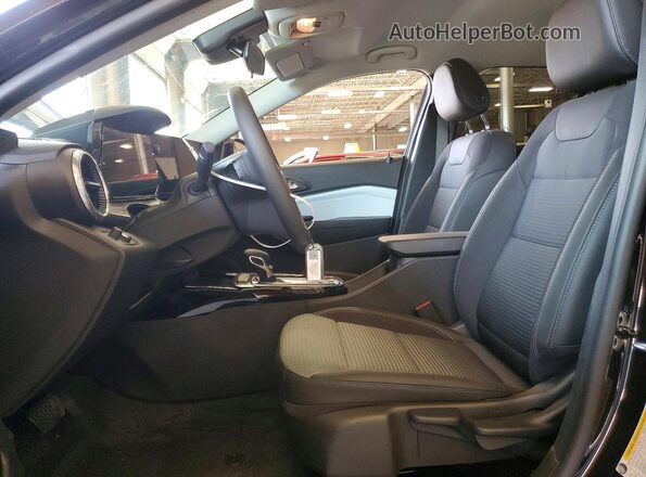 KL77LHEP8TC215572 2026 CHEVROLET TRAX Black Вид салону спереду