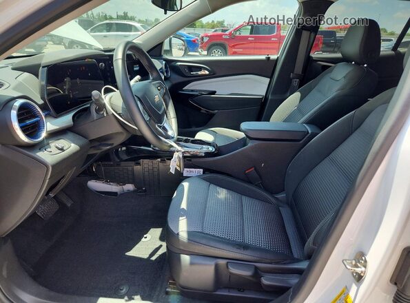KL77LHEP9SC030655 2025 CHEVROLET TRAX White Widok wnętrza z przodu