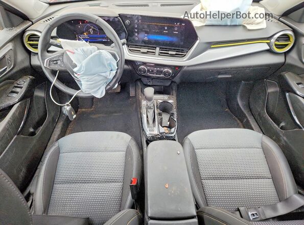 KL77LHEP9SC292207 2025 CHEVROLET TRAX Бордовый Вид панели приборов