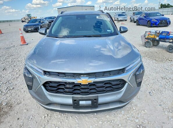 KL77LHEP9TC038479 2026 CHEVROLET TRAX Gray Դիմացի տեսք
