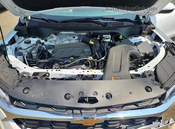KL77LHEP9TC129736 2026 CHEVROLET TRAX White Vista del compartimento del motor