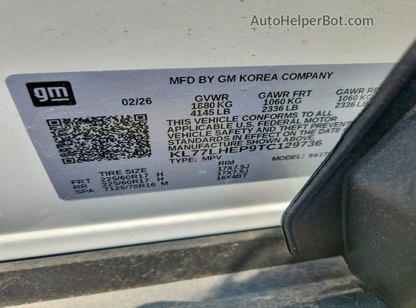 KL77LHEP9TC129736 2026 CHEVROLET TRAX White Vista de la etiqueta del VIN