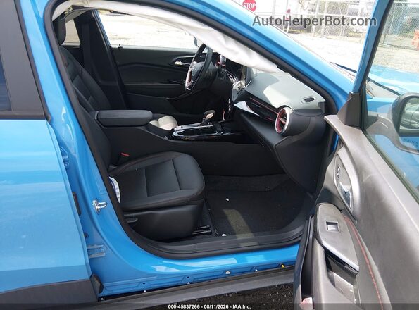KL77LJE21RC075708 2024 CHEVROLET TRAX Синий Вид салона спереди