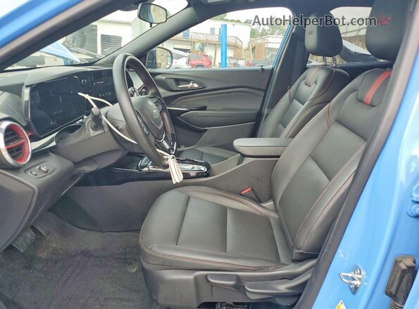 KL77LJE28RC085040 2024 CHEVROLET TRAX Blue წინა სალონის ხედი