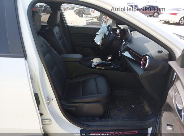 KL77LJE28RC143325 2024 CHEVROLET TRAX White Вид салону спереду