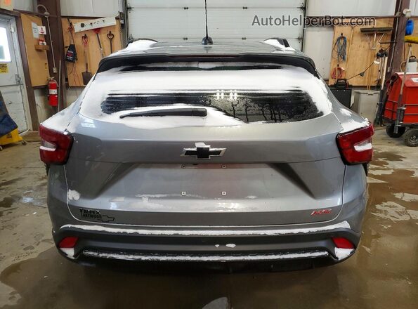 KL77LJE29SC307610 2025 CHEVROLET TRAX Gray უკანა ხედი