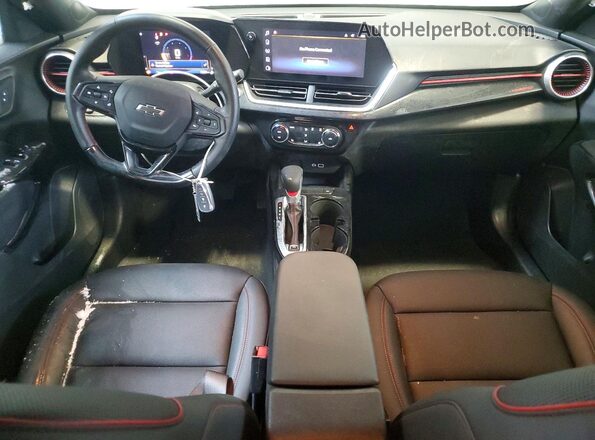 KL77LJE29SC307610 2025 CHEVROLET TRAX Gray წინა პანელის ხედი
