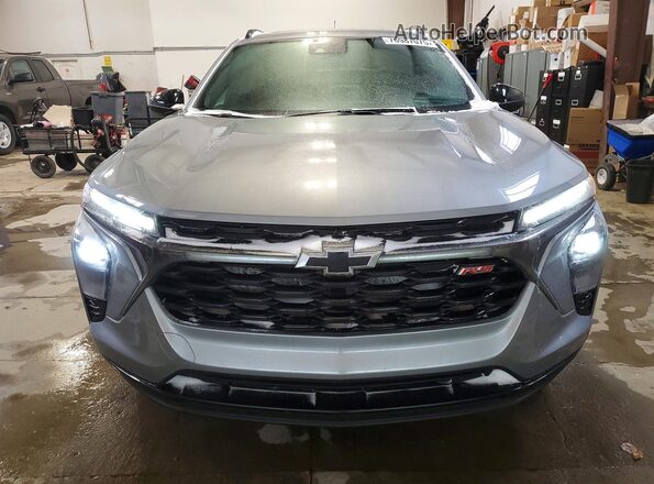 KL77LJE29SC307610 2025 CHEVROLET TRAX Gray წინა ხედი