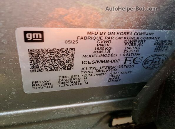 KL77LJE29SC307610 2025 CHEVROLET TRAX Gray VIN კოდის სტიკერის ხედი
