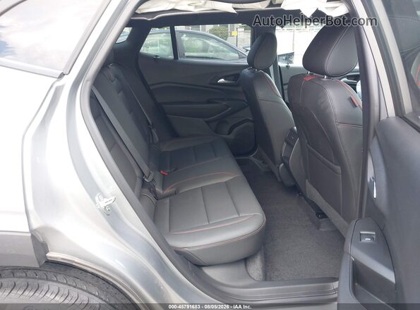 KL77LJEP1SC000590 2025 CHEVROLET TRAX Серый Вид наклейки с VIN-кодом