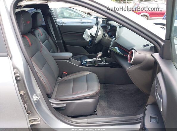KL77LJEP1SC000590 2025 CHEVROLET TRAX Серый Вид салона спереди