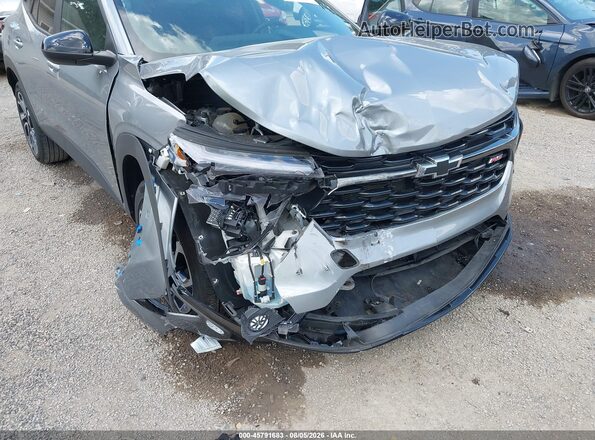 KL77LJEP1SC000590 2025 CHEVROLET TRAX Серый Вид спереди