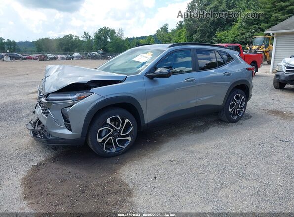 KL77LJEP1SC000590 2025 CHEVROLET TRAX Серый Передняя левая четверть