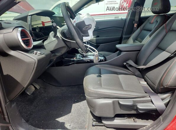 KL77LJEP1SC188320 2025 CHEVROLET TRAX Красный Вид салона спереди