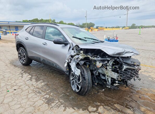 KL77LJEP1SC328298 2025 CHEVROLET TRAX Silver Delantero derecho