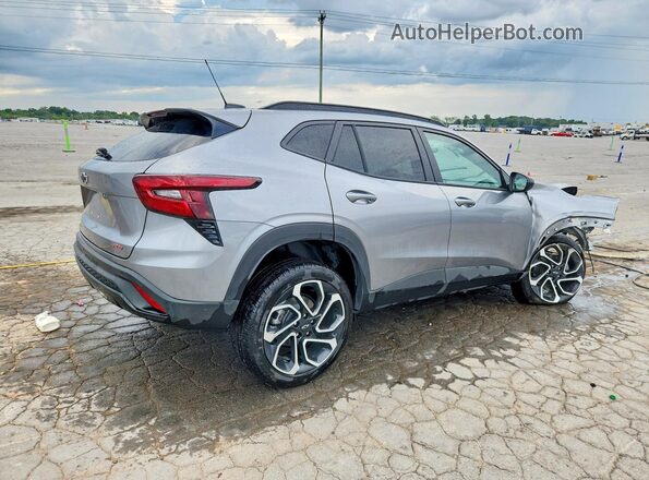 KL77LJEP1SC328298 2025 CHEVROLET TRAX Silver Trasero derecho