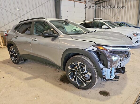 KL77LJEP2SC128370 2025 CHEVROLET TRAX Серебряный Передняя правая четверть