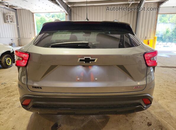 KL77LJEP2SC128370 2025 CHEVROLET TRAX Серебряный Вид сзади