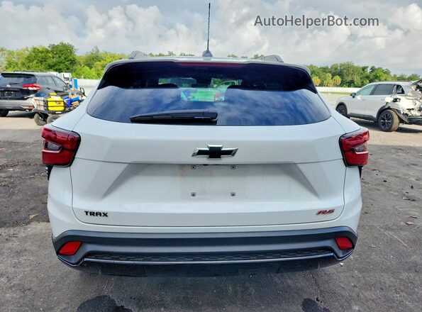 KL77LJEP2TC018565 2026 CHEVROLET TRAX White Հետևի տեսք