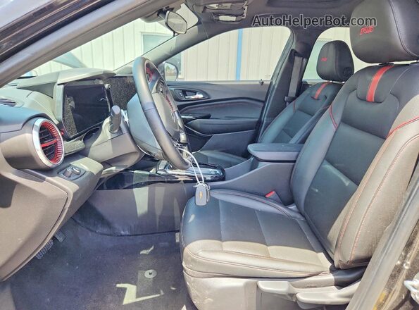 KL77LJEP4SC064543 2025 CHEVROLET TRAX Черный Вид салона спереди