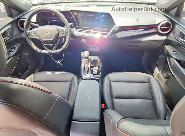 KL77LJEP4SC064543 2025 CHEVROLET TRAX Черный Вид панели приборов