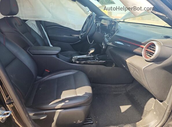 KL77LJEP4SC079625 2025 CHEVROLET TRAX Черный Вид салона спереди