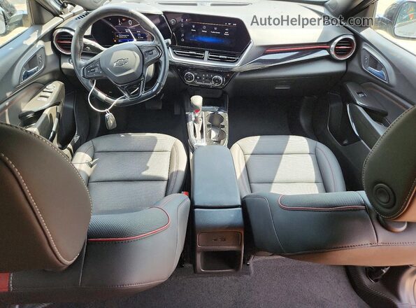 KL77LJEP4SC309695 2025 CHEVROLET TRAX Silver Widok deski rozdzielczej
