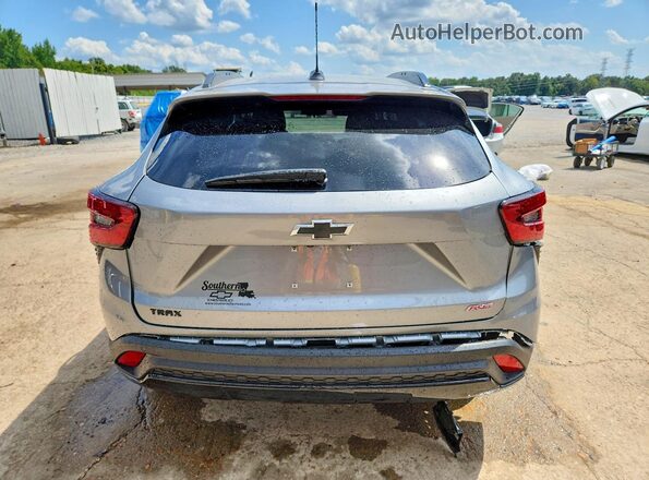KL77LJEP4SC309695 2025 CHEVROLET TRAX Silver Widok z tyłu