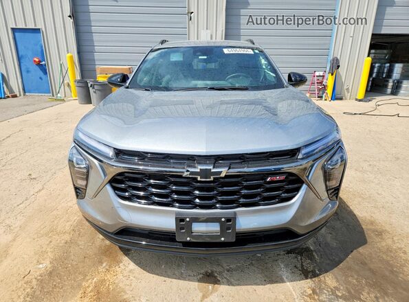 KL77LJEP4SC309695 2025 CHEVROLET TRAX Silver Widok z przodu
