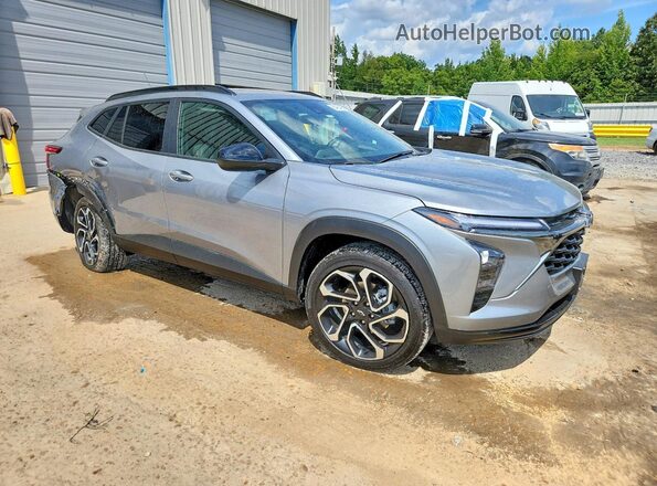 KL77LJEP4SC309695 2025 CHEVROLET TRAX Silver Przód prawy