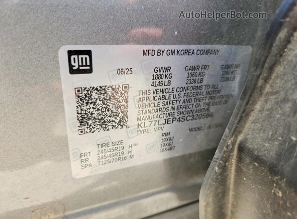 KL77LJEP4SC320566 2025 CHEVROLET TRAX Серебряный Вид наклейки с VIN-кодом