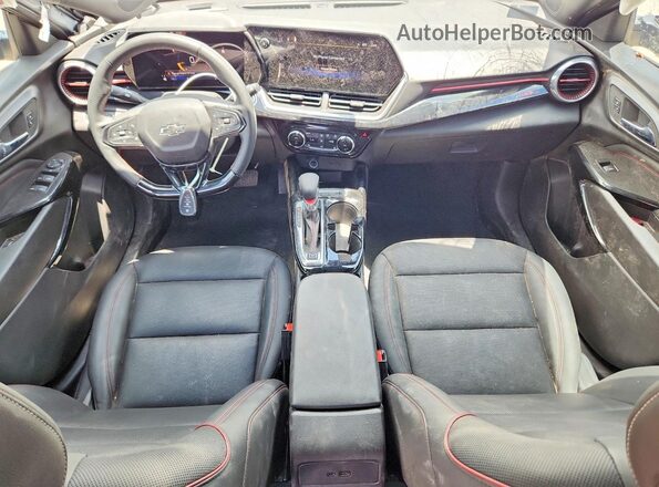 KL77LJEP4SC320566 2025 CHEVROLET TRAX Серебряный Вид панели приборов