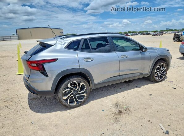KL77LJEP4SC320566 2025 CHEVROLET TRAX Серебряный Задняя правая четверть