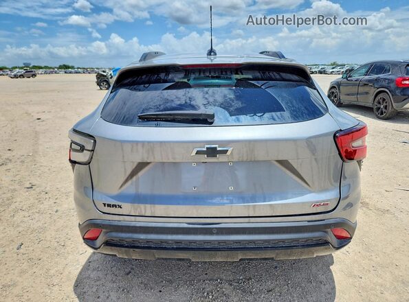 KL77LJEP4SC320566 2025 CHEVROLET TRAX Серебряный Вид сзади