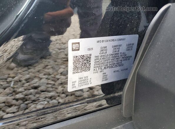 KL77LJEP5SC257803 2025 CHEVROLET TRAX Black Widok naklejki z numerem VIN