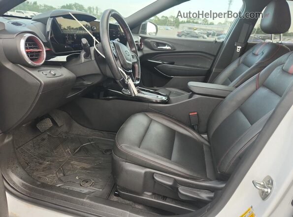 KL77LJEP6SC103276 2025 CHEVROLET TRAX White Vista interior delantera