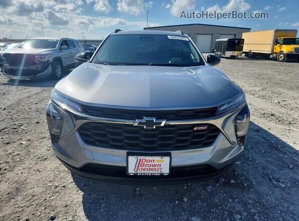 KL77LJEP6TC062939 2026 CHEVROLET TRAX Серый Вид спереди