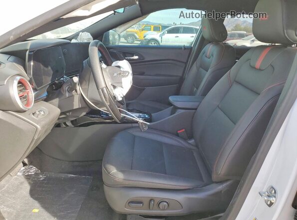 KL77LJEP7SC340231 2025 CHEVROLET TRAX White Vista interior delantera