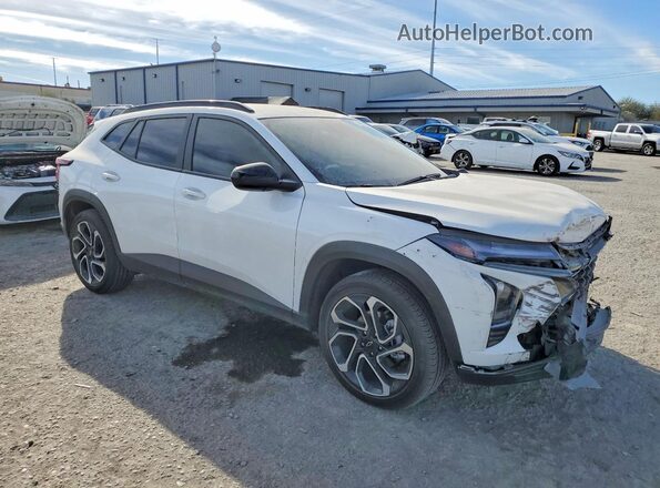 KL77LJEP7SC340231 2025 CHEVROLET TRAX White Delantero derecho
