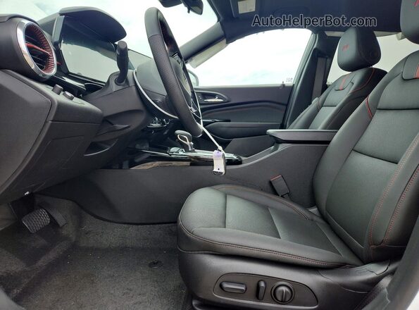 KL77LJEP7TC102221 2026 CHEVROLET TRAX Silver Вид салону спереду