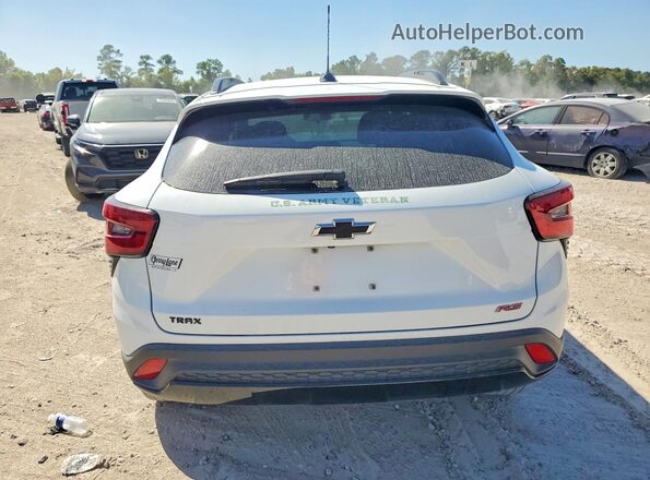 KL77LJEP8SC027754 2025 CHEVROLET TRAX Белый Вид сзади