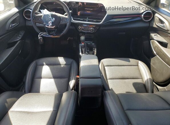 KL77LJEP8SC027754 2025 CHEVROLET TRAX Белый Вид панели приборов