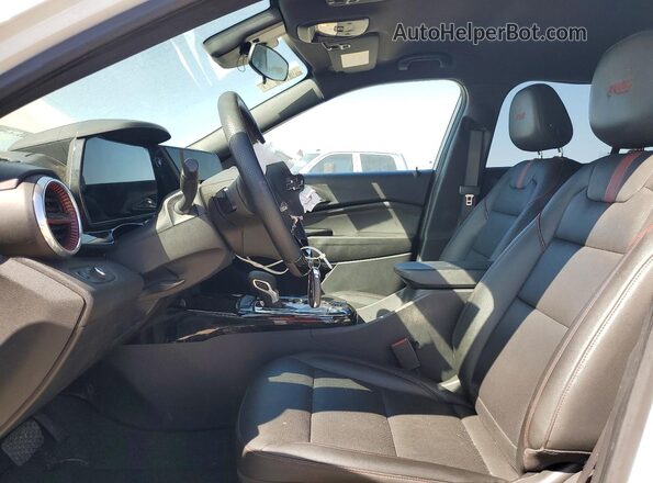 KL77LJEP8SC027754 2025 CHEVROLET TRAX Белый Вид салона спереди