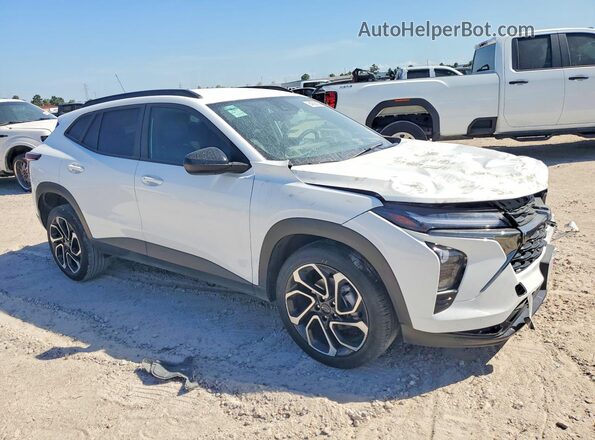 KL77LJEP8SC027754 2025 CHEVROLET TRAX Белый Передняя правая четверть