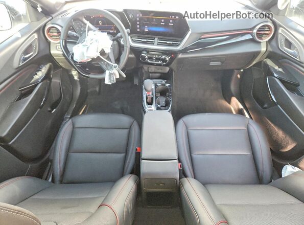 KL77LJEP8SC207283 2025 CHEVROLET TRAX Белый Вид панели приборов