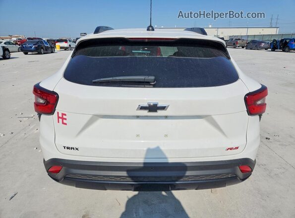 KL77LJEP8SC207283 2025 CHEVROLET TRAX Белый Вид сзади